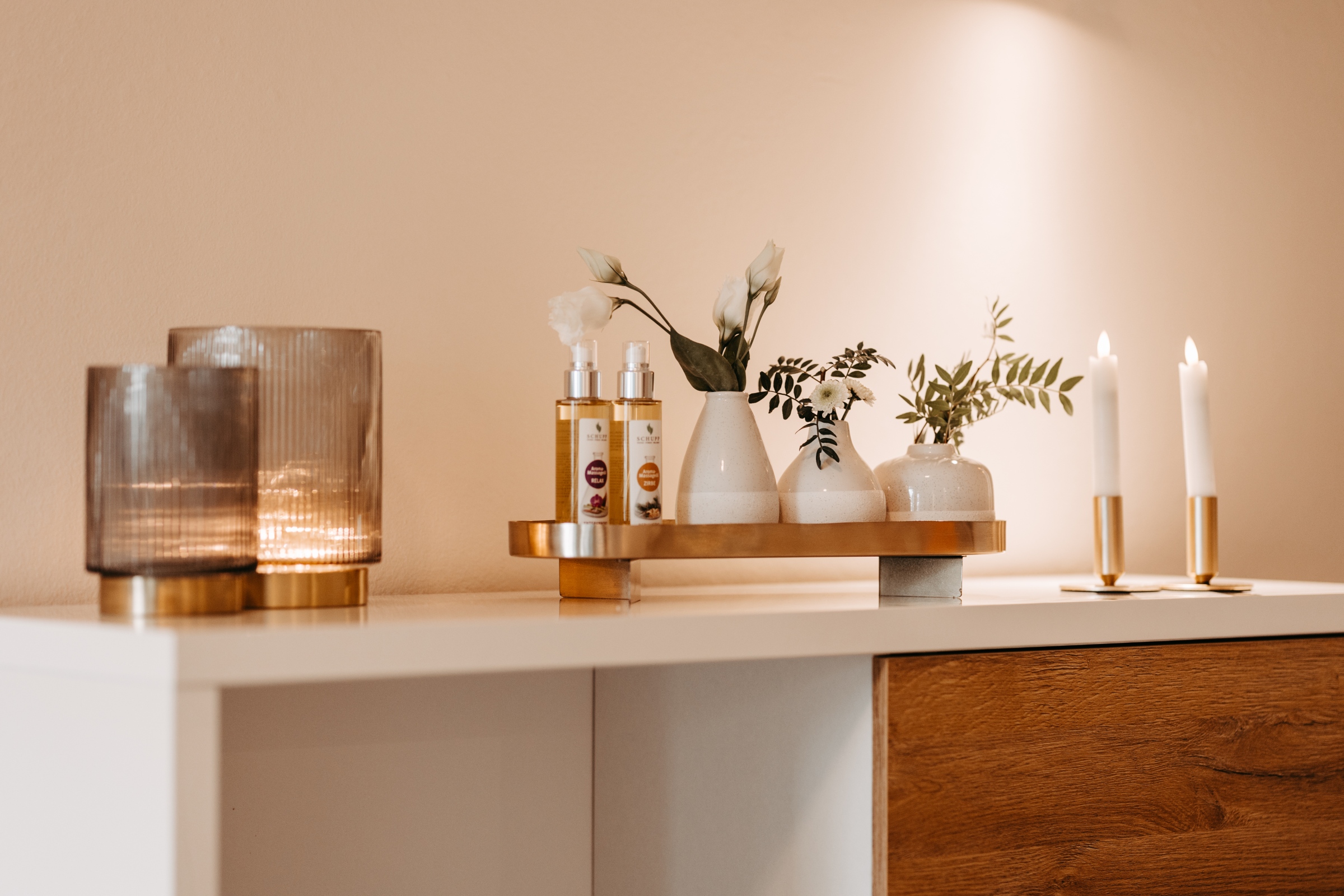 Blumendgesteck auf Schränkchen